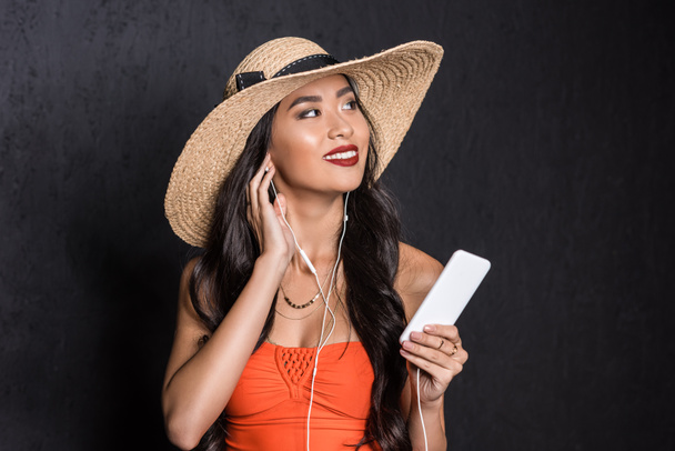 Nő a strand viselet zene hallgatása - Fotó, kép