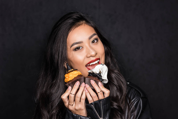 Woman eating cupcakes - Foto, Imagen