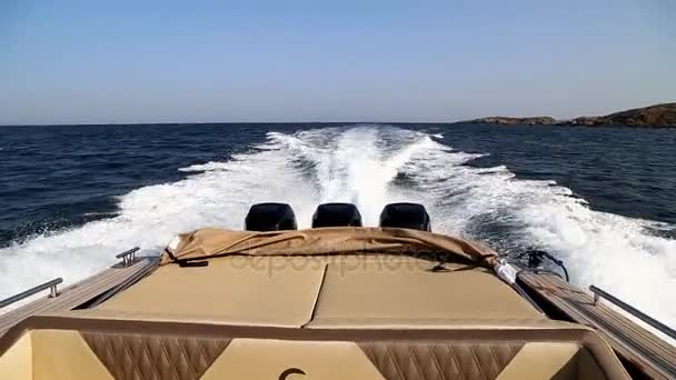 Motorcsónak három tengeri motorok - Felvétel, videó