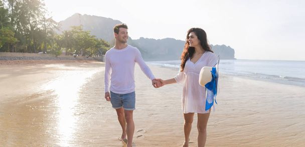 Couple On Beach Summer Vacation, Beautiful Young Happy People In Love Walking, Man Woman Smile Holding Hands - Zdjęcie, obraz