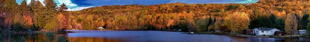 ケベック州の湖。カナダ、北米. - 写真・画像