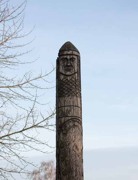 Estatua de madera del dios eslavo Perun
 - Foto, imagen