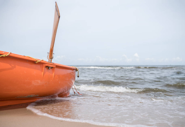 orangefarbenes Rettungsboot - Foto, Bild