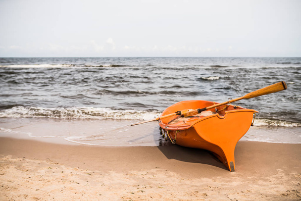Narancssárga életmentő mentési célú csónak - Fotó, kép