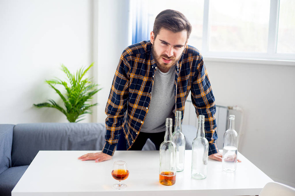Alcohol verslaafd man - Foto, afbeelding