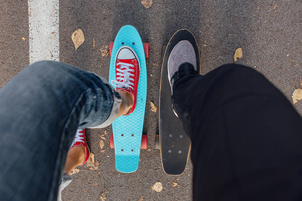 Close up of feet on penny skate board. - Zdjęcie, obraz