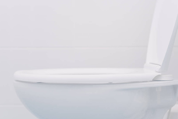 White toilet seat in bathroom - Φωτογραφία, εικόνα