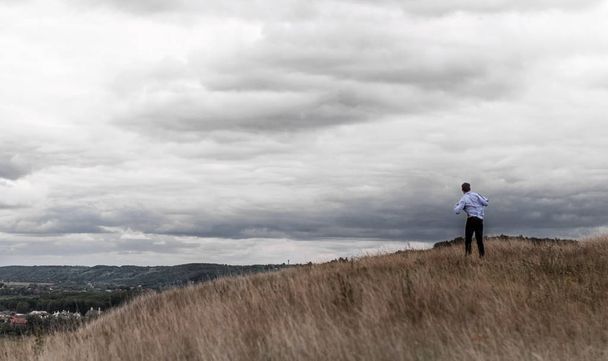 uomo che si sente libero in un campo su una collina
 - Foto, immagini