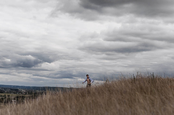 людина, яка відчуває себе вільно в полі на пагорбі
 - Фото, зображення