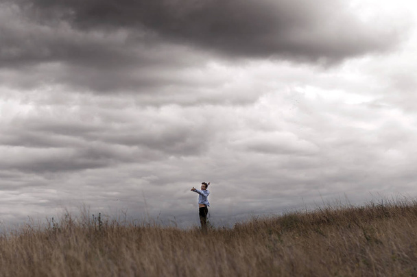 Hombre que se siente libre, mirando al horizonte
 - Foto, imagen