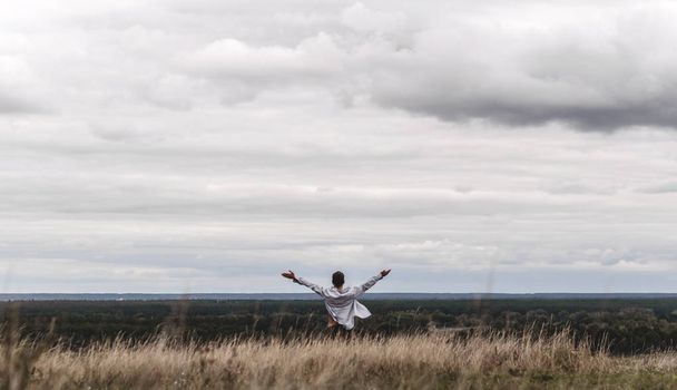 Man who feels free, looking at the horizon - Фото, изображение