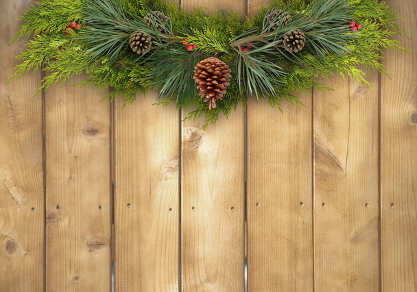 Ghirlanda di pino di Natale su una recinzione in legno rustico
 - Foto, immagini