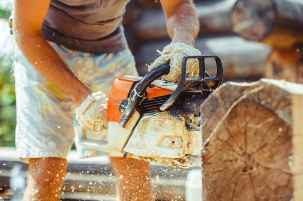 çalışan bir chainsaw Ağaç kesme tezgahlar - Fotoğraf, Görsel