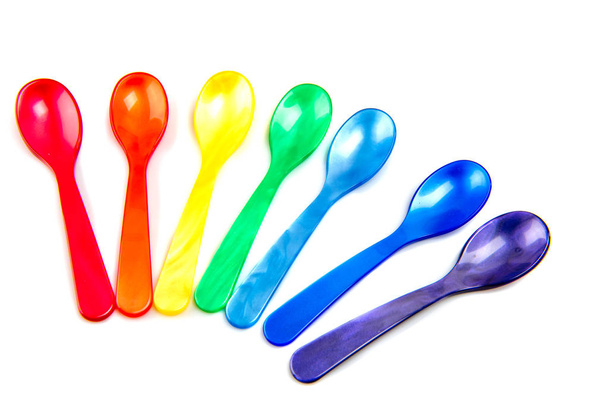 Cucchiai multicolori isolati su sfondo bianco
. - Foto, immagini