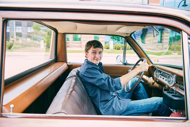 Açık araba pencerede genç adam gülümseyen portresi - Fotoğraf, Görsel
