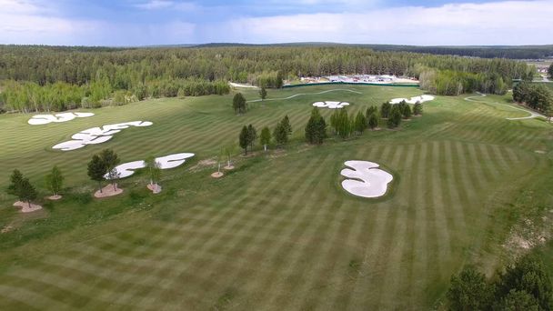 Bovenaanzicht groene golfbaan buiten groen grasveld. Luchtfoto van drone vliegen - Foto, afbeelding