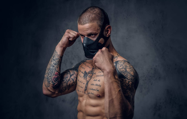 Macho luchador tatuado en una máscara
 - Foto, Imagen
