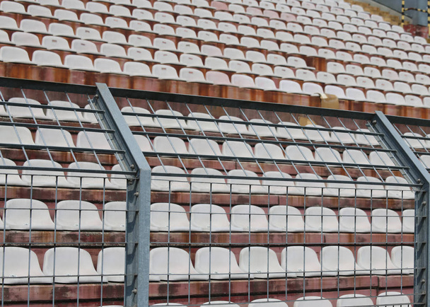 階段の上のファンを分割するスタジアムで堅牢な金属メッシュ - 写真・画像