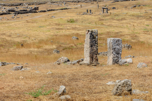 Les champs de pierres archéologiques en ruine
 - Photo, image