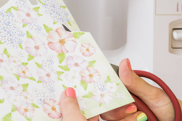 Χέρι του κοριτσιού, κομμένα χαρτί, scrapbooking για γάμο ή άλλες εορταστικές - Φωτογραφία, εικόνα