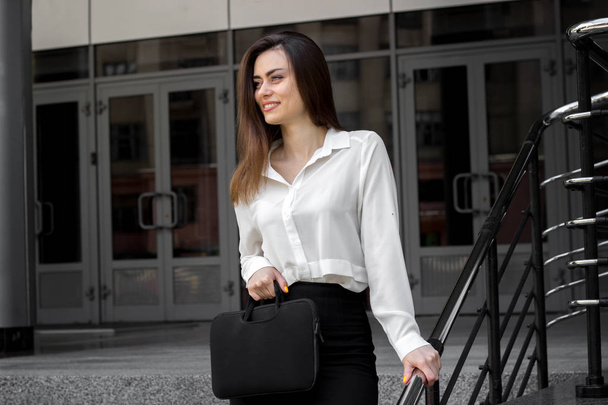 Cheerful young business woman smiling outdoors - Фото, зображення