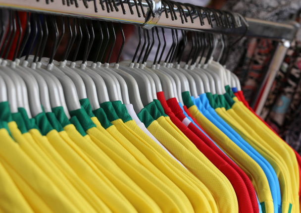Voetbal t-shirts te koop in de sportwinkel - Foto, afbeelding