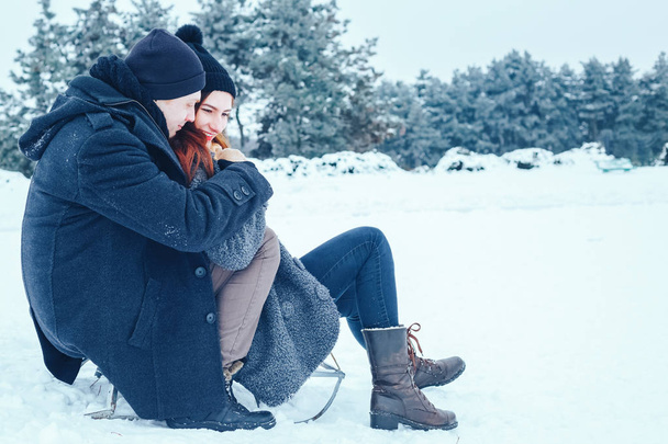 mladý pár v lásce zimní dovolenou se těší a baví na zasněženou zimní den. - Fotografie, Obrázek