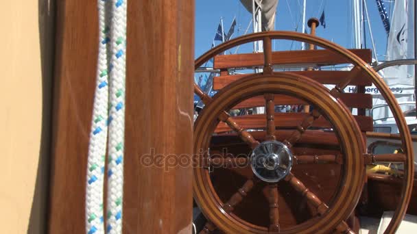 lesklé dřevěné plachetnice volant - Záběry, video