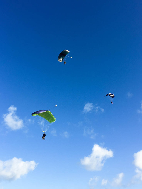 Три парашютиста в небе, Куба, Варадеро
 - Фото, изображение