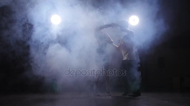Hermosa pareja bailando bachata
 - Imágenes, Vídeo