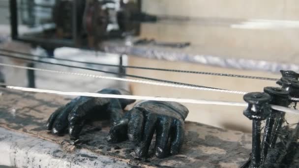 Schmutzige Handschuhe im Motoröl - Konzept der schmutzigen Industrie - Filmmaterial, Video