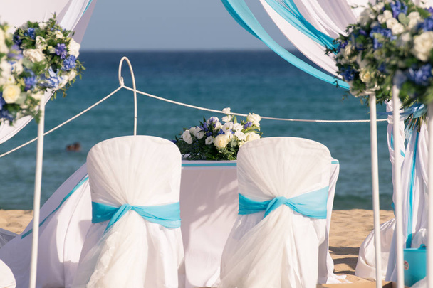 Beállítása egy esküvő a tengerparton. - Fotó, kép