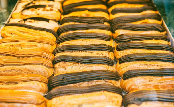 Традиционные сладости Франция витрины эклеры
  - Фото, изображение
