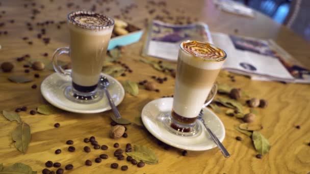 Έτοιμοι να πίνουν καφέ στα φλιτζάνια - Πλάνα, βίντεο