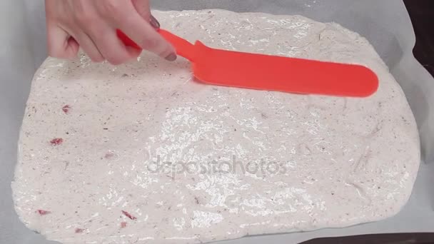 Женщина-кондитер использует глазурь, чтобы сгладить тесто на подносе для выпечки
 - Кадры, видео