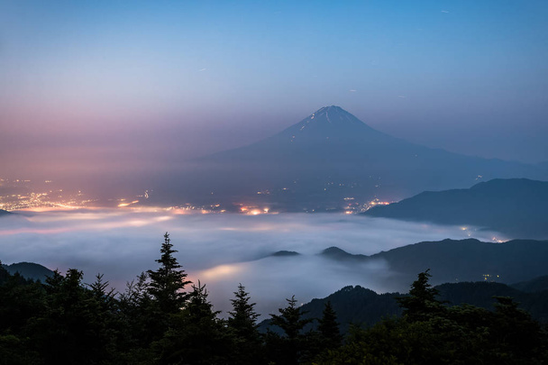 Mt.Fuji com mar de névoa
  - Foto, Imagem