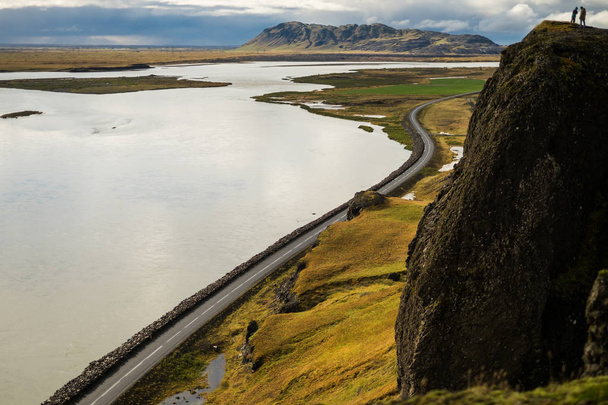 gyönyörű kilátással az út a hegyen, Izland - Fotó, kép
