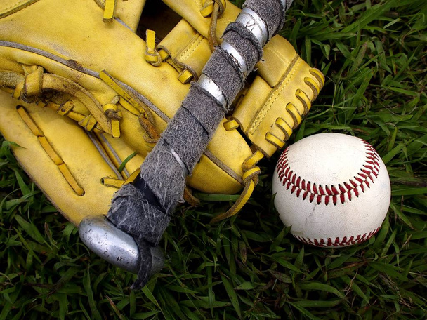 Guantes de béisbol, béisbol y bate de béisbol
 - Foto, Imagen