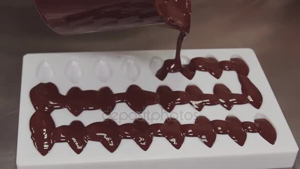 Cozinheiro de pastelaria derreteu chocolate em molde de plástico branco
 - Filmagem, Vídeo