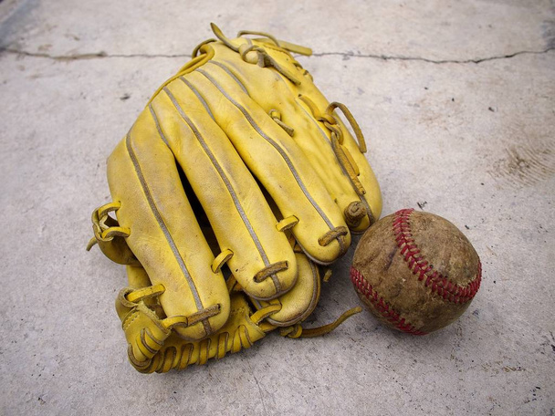 Baseballhandschuhe und Baseball - Foto, Bild