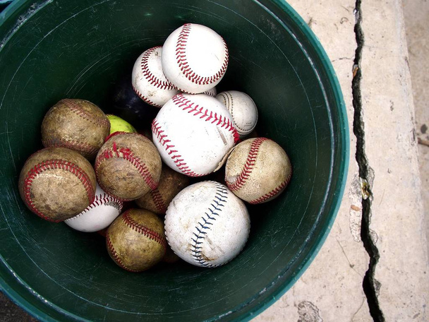 Κουβά του παλιού και νέου μπέιζμπολ - Φωτογραφία, εικόνα
