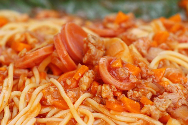 Spaghetti con carne di maiale delizioso al cibo di strada
 - Foto, immagini