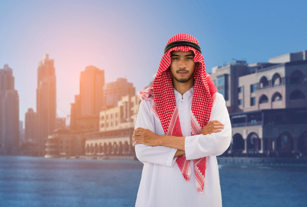 Hombre árabe, empresario en el fondo de la ciudad
 - Foto, imagen