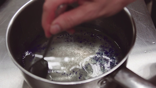 Cozinha chef mexendo azul corante de alimentos em panela de metal com água de açúcar
 - Filmagem, Vídeo