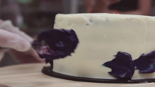 Pastelería mano chef manchas crema púrpura en crema de esponja blanca glaseado
 - Metraje, vídeo
