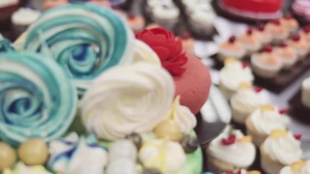 Desserts joliment décorés, gâteaux et muffis colorés
 - Séquence, vidéo