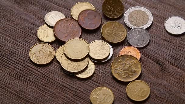 Monety euro i bitcoiny spadają na stole - Materiał filmowy, wideo