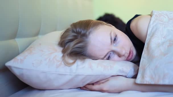 Mujer joven habla con su novio acostado en la cama por la mañana temprano
 - Imágenes, Vídeo