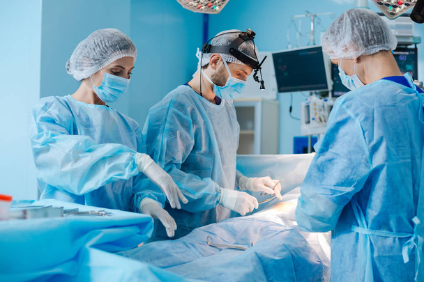 Attentive surgeon going difficult operation - Фото, зображення