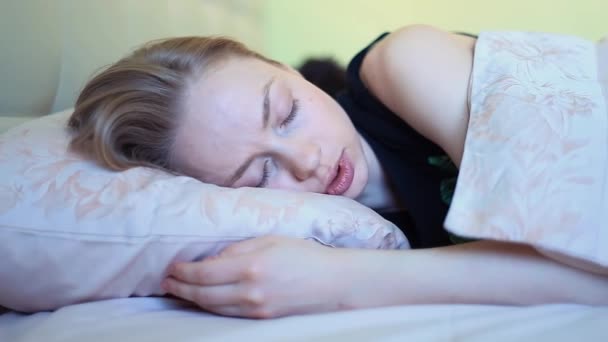 Hezká dívka hovoří přítel ležel v posteli v časných ranních hodinách - Záběry, video
